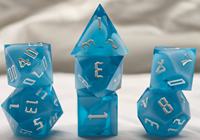 Set Dadu DND 7 Buah Warna Biru Putih Kustom dari Resin Brushed Polyhedral dengan Logo Personal untuk Permainan Roleplaying Meja