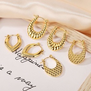 Pendientes de Aro de Oro de 18k PVD con Diseño de Mariposa y Flor, Hipoalergénicos, de Acero Inoxidable, para Mujer, Venta al por Mayor de Joyería Personalizada - Product Image 4