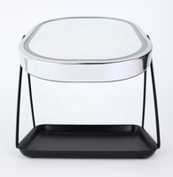 Miroir cosmétique carré en verre avec cadre en métal finition chrome et noir, design Art Déco pour un usage quotidien en maquillage