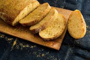 Planche à découper en bois ultra durable, fabriquée en bois d'acacia et en bois de manguier, offrant une surface lisse et écologique - Product Image 5