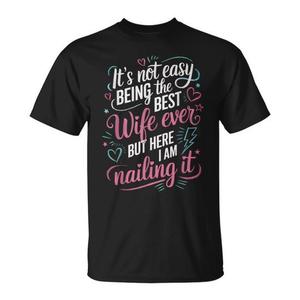 Ne pas être la meilleure épouse de tous les temps n'est pas facile, mais voici que je suis ici T-Shirt - Product Image 1