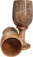 Verre à bière artisanal élégant avec support en bois, design unique et écologique pour verres à vin et à bière en bois.