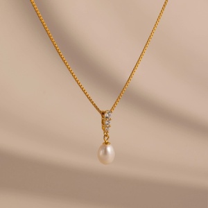 สร้อยคอจี้ทรงกลมประดับมุกดำและเปลือกหอยสีขาวเคลือบทอง 18K เครื่องประดับโชคเกอร์แบบมินิมอลสำหรับผู้หญิง - Product Image 4