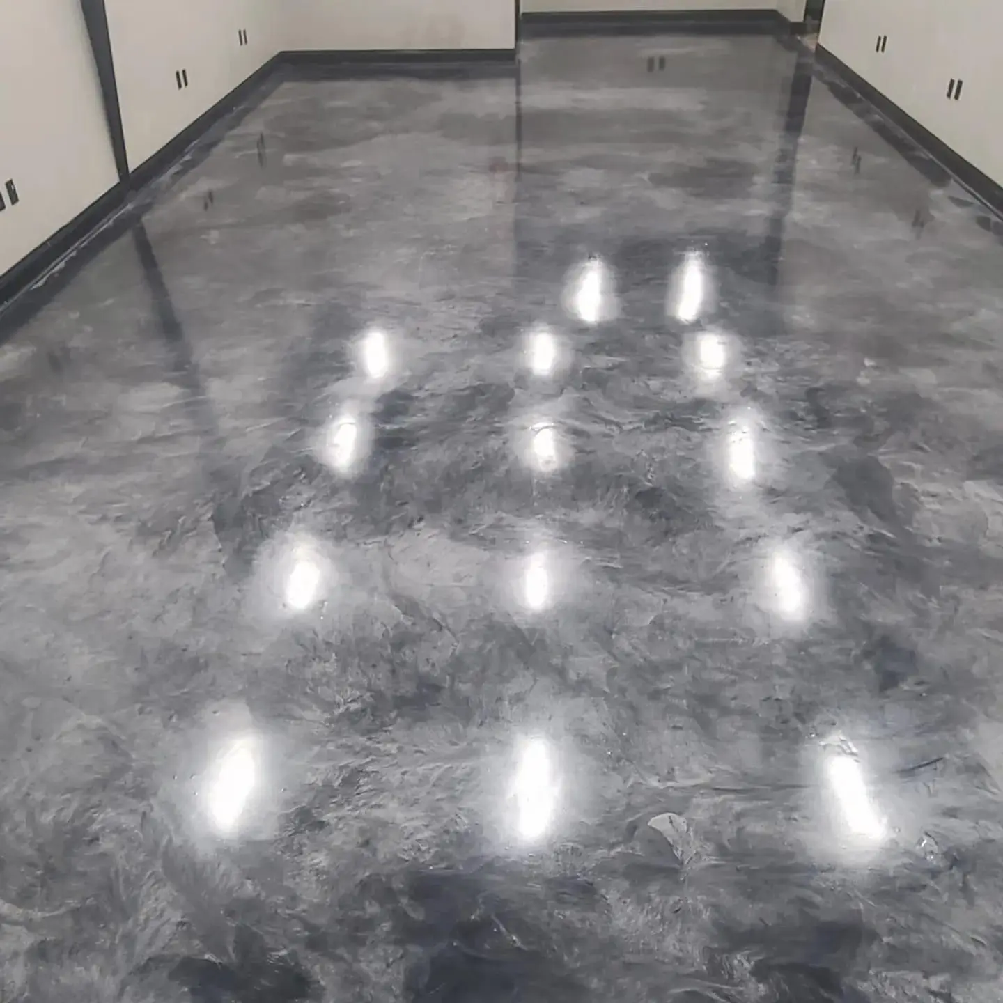 LSY 2:1 Non-toxic 100% Solid Solvent Free No Bubble Scratches Resistance Metallic Epoxy Flooring System for Concrete Tile Floor