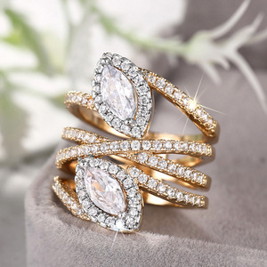 Anello a Doppio Tono con Design a Croce e Strati per Donne, Elegante Gioiello da Dito alla Moda - Product Image 4
