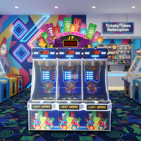 Machine de jeu d'arcade originale Rongxiang : Le gagnant chanceux sort son ticket de loterie.