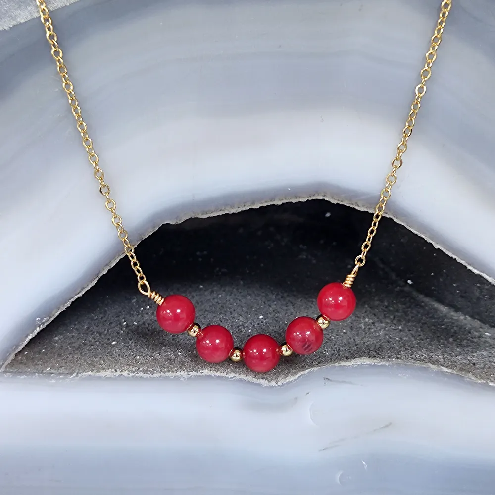 Desain Baru Perhiasan Buatan Tangan Lapis Emas Kawat Dibungkus Batu Karang Merah Alami Bulat Manik-manik Batu Permata Liontin Kalung Wanita