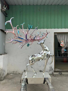 Escultura de ciervo Sika de fibra de vidrio personalizada, estatua artística de estilo de dibujos animados con galvanoplastia pintada a mano - Product Image 5