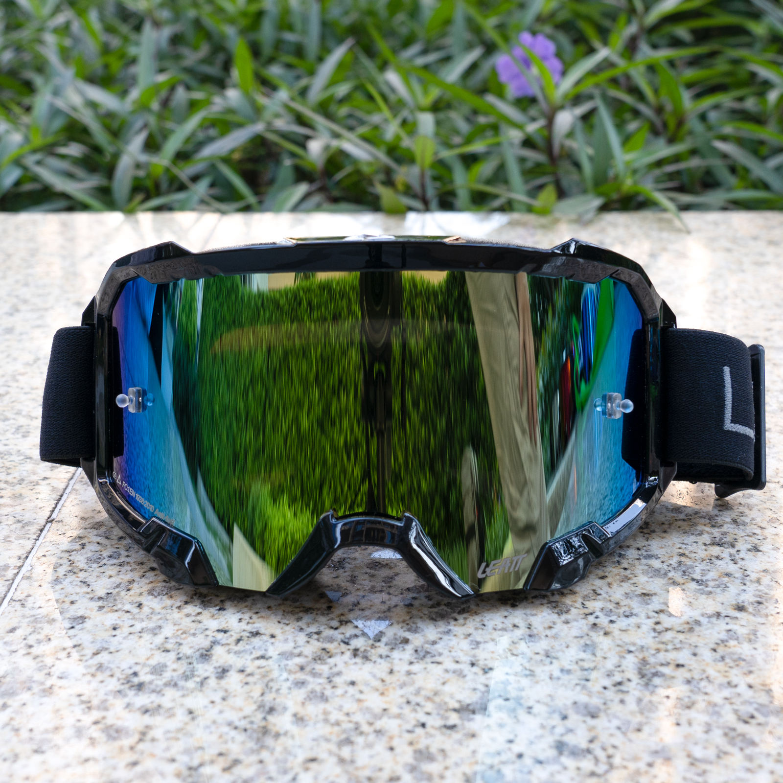 กรอบสีดำ / เลนส์กระจกสีเขียว