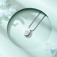Collar con Colgante de Acero Inoxidable Estilo Moderno con Forma de Huella de Pata para Cenizas, Urna para Mascotas que se Puede Abrir, Diseño de Ataúd para Perros y Gatos