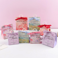Boîte cadeau de mariage triangulaire à motif floral, peinte à l'huile avec nom personnalisé, avec poignée en perles et ruban, pour emballage de bonbons pour invités