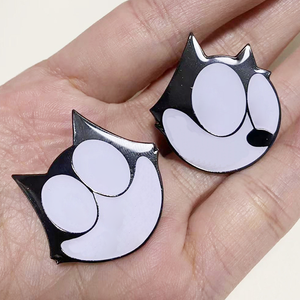 Insignia Metálica de Alta Gama con Diseño de Gato de Dibujos Animados Retro, en Oferta - Product Image 3