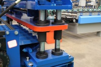 Venta Directa de Fábrica de Máquina Formadora de Rollos de Tejas Metálicas de Una Sola Capa Personalizada y Máquina de Fabricación de Placas de Acero para Techos