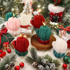 Bougie décorative artisanale en cire de soja de luxe, en forme de gant de Noël, pour la décoration ou comme cadeau - Product Image 1