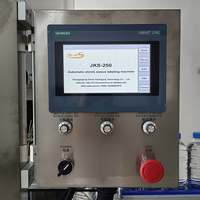 Machine d'étiquetage automatique linéaire pour bouteilles avec tunnel de rétraction à la vapeur
