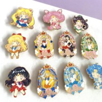 Artesanía de Metal lindo Sailor Moon dibujos animados chica Pin personalizado duro Anime oro esmalte solapa Pin con brillo perla Color