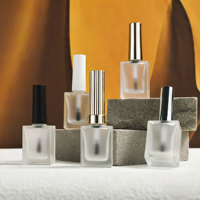 Vente en gros de flacons carrés transparents givrés pour vernis à ongles de 10 ml et 15 ml avec bouchon plaqué argent, or ou noir et pinceau pour l'art des ongles