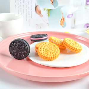 Modèle de jouet alimentaire en PVC simulant des biscuits Oreo fourrés à la soda, accessoires et jouets DIY pour maison de poupée - Product Image 3