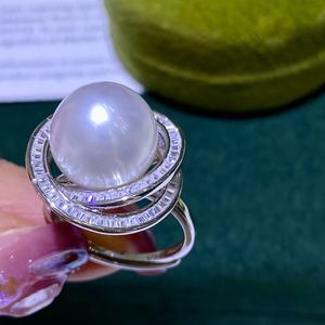 Anillo de Plata Pura S925 con Perla Blanca Australiana de 11-12 mm, Luz Fría Comparable, Delicado, Geométrico, Acabado Limpio - Product Image 2