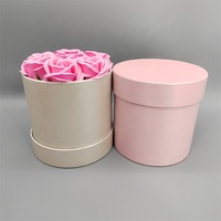 Boîte cadeau ronde en carton recyclé rose ivoire de luxe avec impression dorée et poignée en ruban