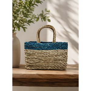 Panier en herbe tressé à la main avec garniture et poignée festives – Panier de rangement élégant et écologique en herbe - Product Image 1
