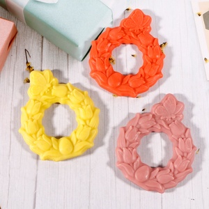 Moule en silicone multi-artisanat TangChu avec motif couronne et papillons pour bougies, savons, créations en plâtre et décorations artisanales pour la maison - Product Image 2