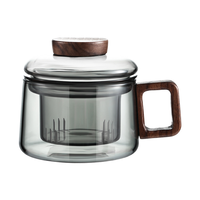 Tasse à thé en verre gris fumé avec poignée en bois et infuseur à couvercle pour la préparation du thé à la maison ou au bureau