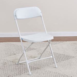 Chaises en plastique portables blanches pour pique-niques en plein air, événements, fêtes, quantité supérieure - Product Image 1