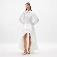 Nouvelle Robe Femme Tendance Blanche à Col Pointu, Épaules Dénudées, Manches Ballon, Boutonnée, Taille Smockée, Volants Asymétriques, Coupe Asymétrique