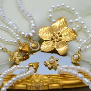 Collana con Pendente a Fiore in Acciaio Inossidabile Placcato Oro con Perle e Catena Geometrica Esagerata, Accessori Moda Donna - Product Image 2