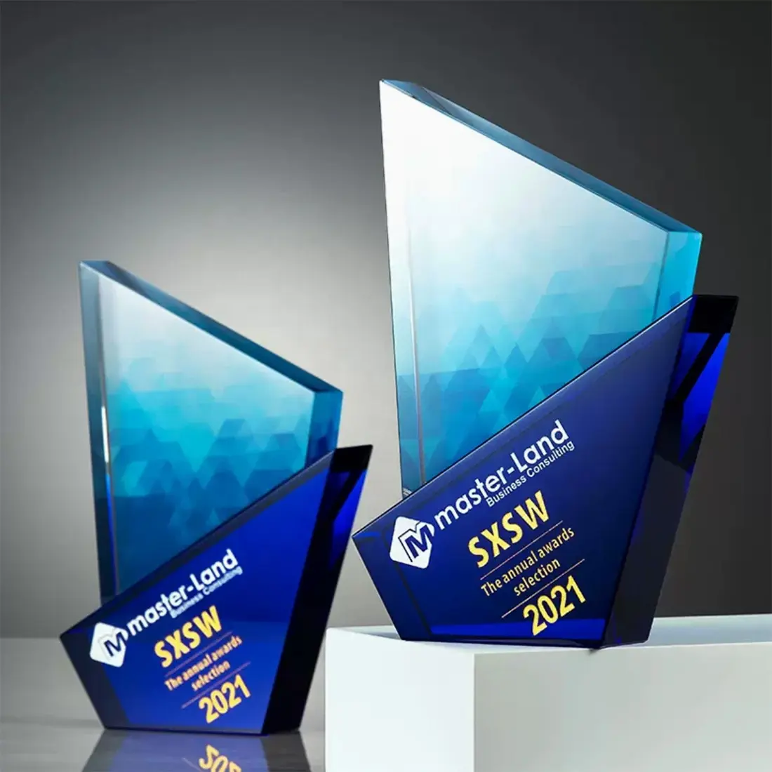 I trofei di vetro di Base blu personalizzati all'ingrosso premiano il nuovo Design ottico K9 colore bianco stampa Laser arte tema regalo