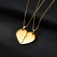 Collier à breloques en forme de coeur en acier inoxydable Collier de couple plaqué or poli Bijoux de mode Cadeaux de Saint Valentin