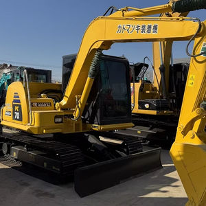 Excavatrice compacte sur chenilles Komatsu PC70 d'occasion - Experte pour les espaces restreints en construction urbaine, équipée d'un moteur et d'une pompe hydraulique - Product Image 1