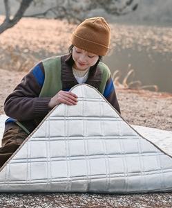 Tapete de Picnic Plegable Impermeable HISPEED, Material XPE, Diseño a Cuadros, Personalizable, 2x2m, Grueso, Antiarena, para Picnic y Barbacoa - Product Image 4