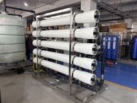 Usine de traitement d'eau par osmose inverse (RO) 10TPH 10000L/H avec pompe PLC pour l'embouteillage d'eau potable et la ligne de remplissage de fûts