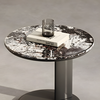 Table console en pierre microcristalline design, minimaliste, luxueuse, écologique, durable, base sur piédestal, faite à la main, pour salon, entrée, villa, hôtel
