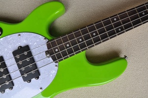 Guitare basse électrique verte fluorescente Flyoung pour gaucher avec 4 cordes, fabriquée sur mesure - Product Image 3