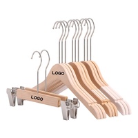 Populaire Anti Slip Garderobe Houten Pak Hangers Gesneden Inkepingskast Houten Hanger Voor Kleding