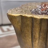 Table basse sculptée en aluminium et résine, motif vague bicolore, bronze antique, style moderne italien, luxe organique, pour penthouse, hall d'entrée, galerie