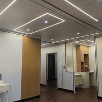 Maison conteneur modulaire surélevée et élargie de 30 pieds avec panneau mural WPC, porte vitrée, fenêtre, poste de garde, kiosque et bureau de chantier