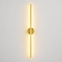 Applique murale LED verticale dorée de luxe, luminaire mural moderne pour la décoration de chambre d'hôtel, de salon ou de chambre à coucher