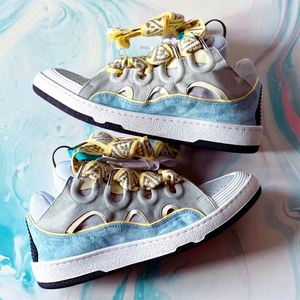 รองเท้าผ้าใบหนังแก้วทรงหนาแบบผูกเชือก ดีไซน์เรโทร ระบายอากาศได้ดี แฟชั่นทันสมัย ใส่สบายทุกฤดู - Product Image 4