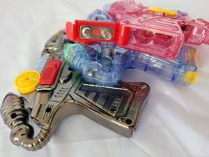 Pistola Espacial Elétrica de Plástico ABS Barata e Popular com Luzes LED Brilhantes e Música, Alimentada por Bateria para Meninos de 5 a 13 Anos - Product Image 5