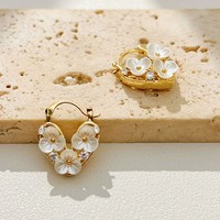 Boucles d'oreilles haut de gamme en forme de cœur de fleur, accessoire tendance en laiton