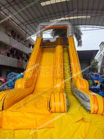 Structure gonflable jaune d'extérieur avec toboggan, piscine aquatique, château gonflable et jeux de sport pour enfants