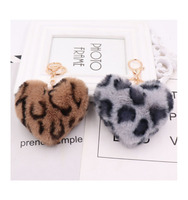Porte-clés à pompon en forme de cœur avec boule de fourrure et pendentif en peluche
