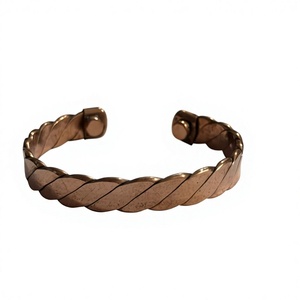 Brazalete de Terapia Magnética de Cobre Puro de Alta Calidad con Motivo en Espiral Diagonal y Múltiples Imanes Internos para Bioenergía y Sanación - Product Image 1