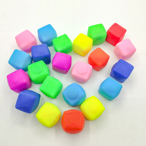 ลูกบอลแป้ง TPR สีสันสดใส ขนาด 3.5 ซม. รูปทรงสี่เหลี่ยม บีบเล่นคลายเครียด ของเล่นเสริมพัฒนาการสำหรับเด็กชายและเด็กหญิง ขายดี - Product Image 4