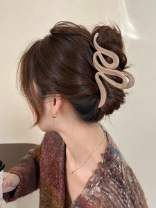 Pinza de Pelo Geométrica Mate de Gran Tamaño con Agarre Fuerte y Antideslizante, Diseño de Onda Simple para Mujer - Product Image 6