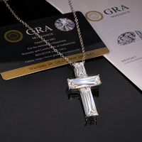 Collier Pendentif Croix en Moissanite Taille Baguette Pierre Principale Vente en Gros Style Classique Unisexe pour Hommes et Femmes